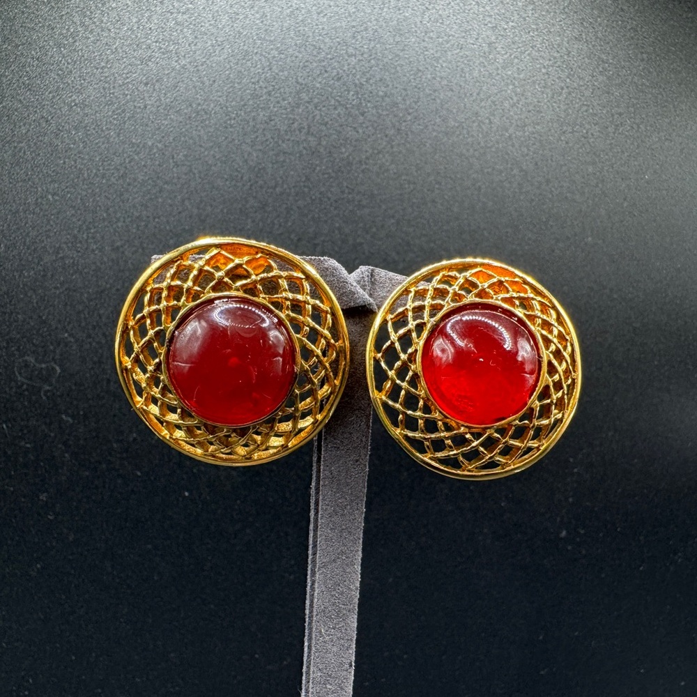 LOT 1507 24K gold plated CHANEL vintage red glass gripoix clip on earrings - Picture 4 of 11